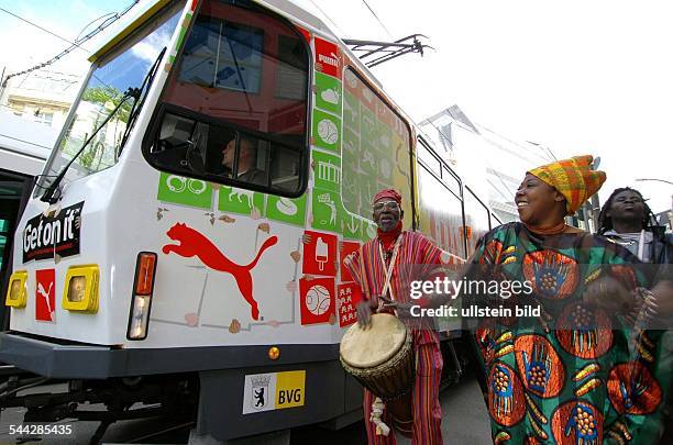 United for Africa", "Gemeinsam für Afrika", eine Kampagne von 30 Hilfsorganisationen, unterstützt 5000 Hilfsprojekte mit dem Ziel, die...