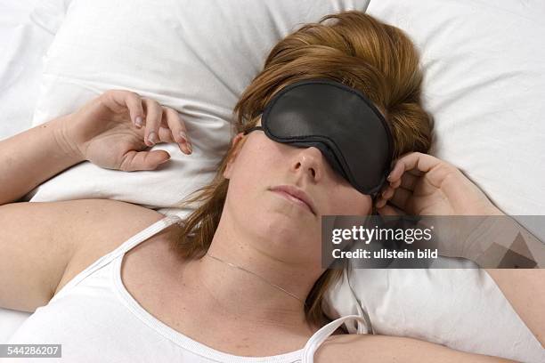 Schlaf, Frau schläft mit Schlafmaske