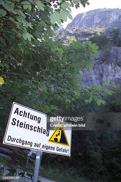 Warnschilder Achtung Steinschlag