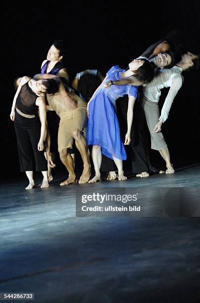 Deutschland / Berlin: Ort: Radialsystem V Berlin. Company: Ballet de l Oera de Lyon. Titel: Fantasie. Choreografie: Sasha Waltz. Premiere : 28. Maerz...