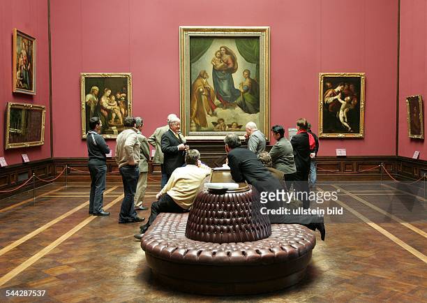Deutschland, Sachsen, Dresden - Besucher in der Gemaeldegalerie Alte Meister, im Hintergrund das Gemälder der Sixtinischen Madonna -