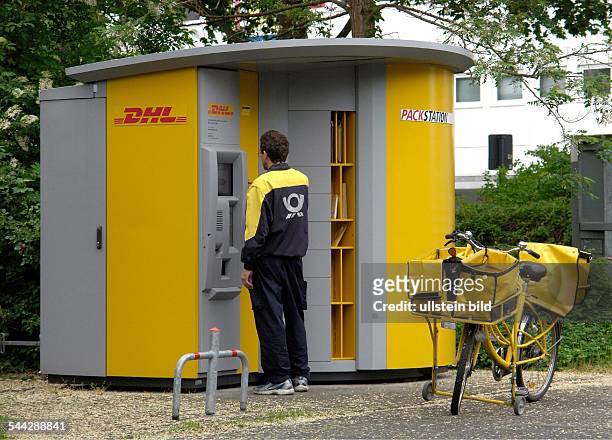 Deutschland, Packstation von DHL, dem Paket- und Expressdienst der Deutschen Post World Net.