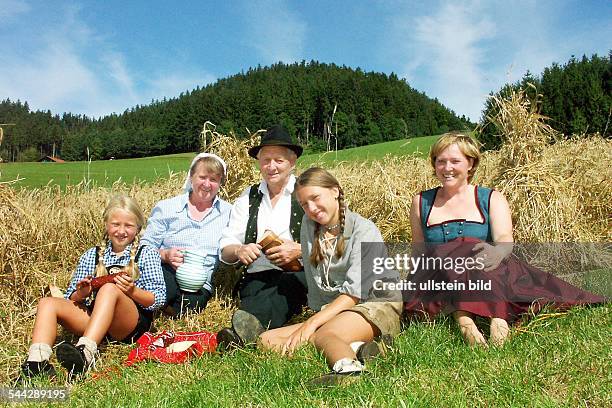 Familie, Bauernfamilie beim Rasten