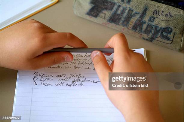 Deutschland: Eine türkische Schülerin der 7. Klasse beim Deutschunterricht in der Hauptschule. Auf ihr Schulmäppchen hat sie mit Kugelschreiber...