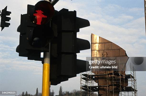 Berlin, Abbau des Lenin-Denkmals am Leninplatz in Berlin - Friedrichshain, links eine rote Ampel mit Ampelmännchen- 1991