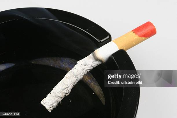 Rauchen, Zigaretten, Zigarette mit Lippenstift im Aschenbecher