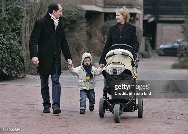 Deutschland , NRW, Duesseldorf - Familie mit Kinderwagen und kleinen Jungen-