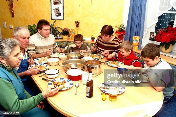 Familie, Grossfamilie, drei Generationen an einem Tisch beim Mittagessen