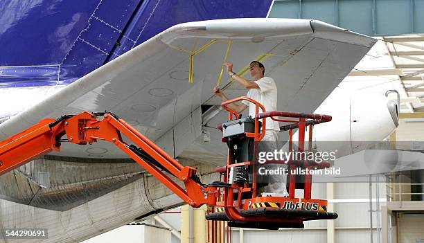 Deutschland, Sachsen, Dresden - Ein Flugzeugmechaniker arbeitet auf dem Gelaende der EADS EFW GmbH in Dresden an einer Tragflaeche eines...