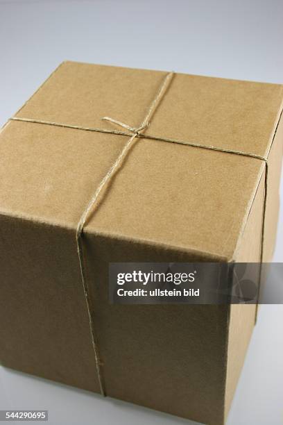 Paket in braunem Packpapier