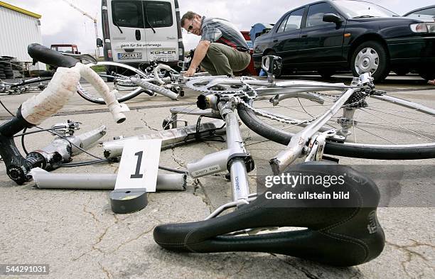 Deutschland, Thüringen; Triptis - Das Fahrrad der getoeteten australischen Radrennfahrerin Amy Gillett. Die Rad-Rennfahrerin starb bei dem Unfall...
