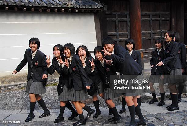 Japan, Kyoto: Japanische Schulmaedchen in Schuluniform.