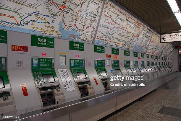 Japan, Tokio: Fahrkartenautomaten an einer U-Bahnstation.