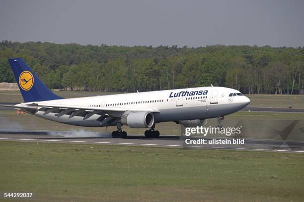 Deutschland, , Berlin - Der Arbus A300-600 "Nördlingen" der Lufthansa bei der Landung in Berlin-Tegel.