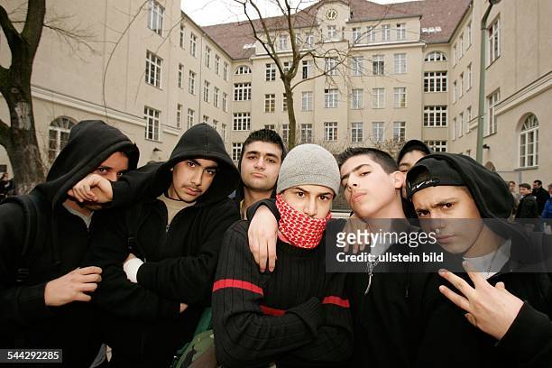 Deutschland, Berlin - Neukölln, Schüler der Hauptschule Rütli-Oberschule vor dem Schulgebäude-