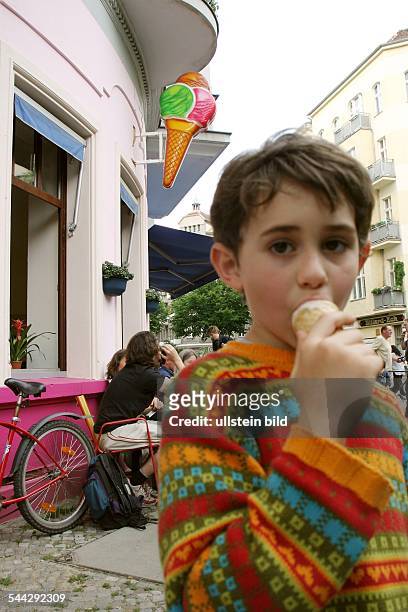Deutschland, Berlin - Kind isst Eis vor dem Eisladen "Eisdieler"