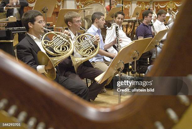 Musiker blasen das Horn