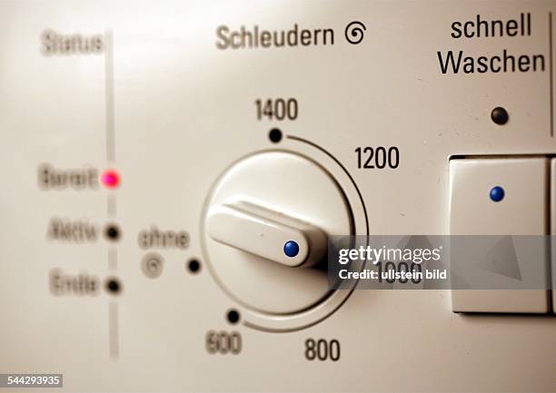 Hausalt, Waschen, Waschmaschine mit Wäscheschleuder, Schalter