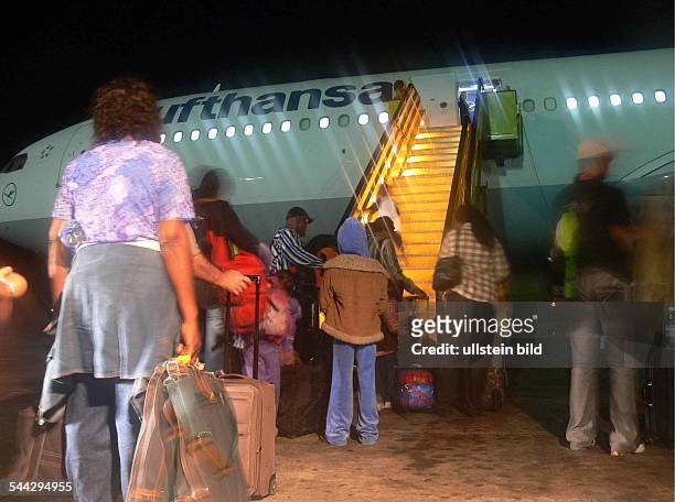 Flugverkehr, Flugreisen, Flugpassagiere bein Einsteigen an der Gangway am Flughafen Port Harcourt in Nigeria in einen Lufthansa Airbus A330-300 auf...
