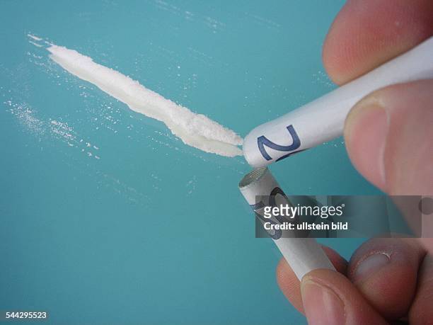 Symbolbild Drogen, Rauschgift, Rauschgifthandel, Kokain wird mit einem 20 Euro Geldschein von einem Spiegel konsumiert