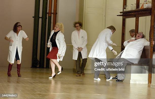 Deutschland, Berlin - Ort: Volksbuehne Berlin. Titel: Die Fruchtfliege. Regie: Christoph Marthaler. Buehne & Kostueme: Anna Viebrock. UA: 16....