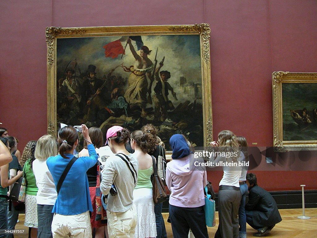 Paris: Museumsbesucher im Louvre