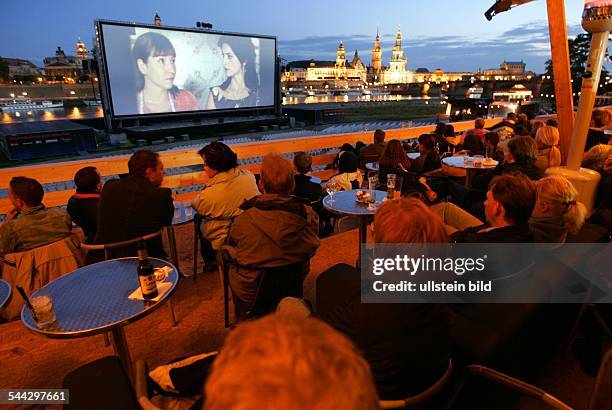 Deutschland, Sachsen, Dresden, Freilicht - Kino "Filmnaechte" am Elbufer - gegenueber der Dresdner Altstadt-