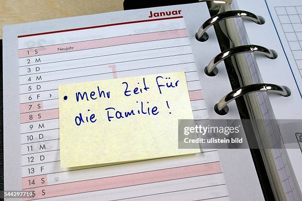 Symbol Neujahrsvorsatz, gute Vorsätze zum neuen Jahr, Post-it Merkzettel in einem Notizbuch mit dem Vorsatz "mehr Zeit für die Familie!"- 2006