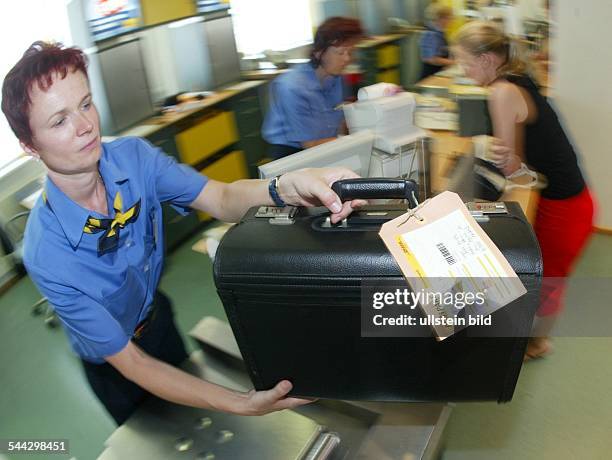 Post, Paketdienst, Aktenkoffer wird als Paket verschickt