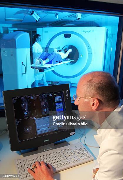Deutschland, Sachsen, Dresden - Arzt Dr. Nasreddin Abolmaali schaut auf die dreidimensionale Computerdarstellung des Koerpers einer Patientin im...