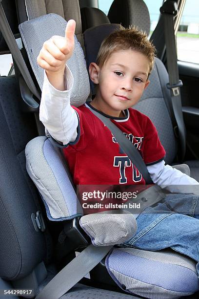 Verkehrssicherheit, Sicherheitsgurt, Kindersitz, Kind sitzt im Kindersitz auf der Rueckbank im Auto