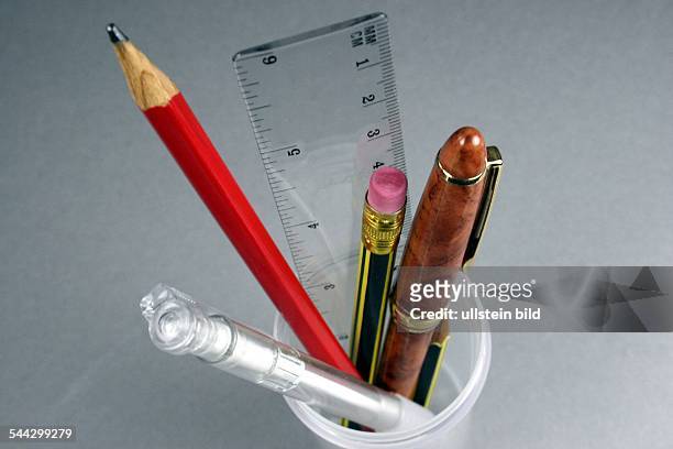 Schreibgeraete, Bleistift, Kugelschreiber, Füllfederhalter, Lineal in einem Behälter