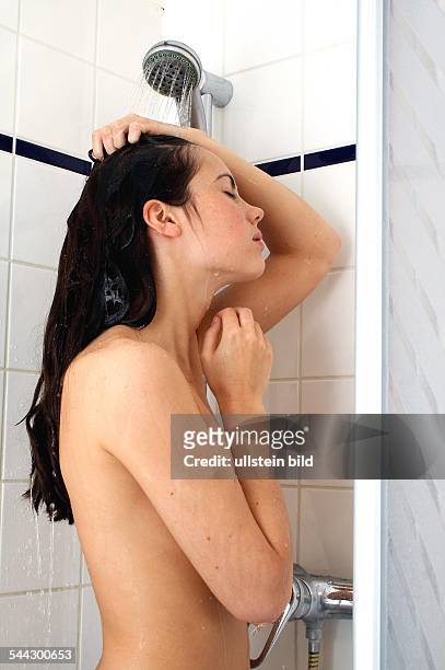 Duschen, Frau unter der Dusche, lady takes a shower- -vorhanden! MR:Y