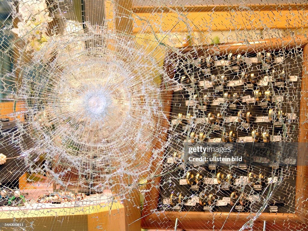 Kriminalität, Raub, Diebstahl, Überfall, eingeschlagene Schaufensterscheibe eines Juweliers
