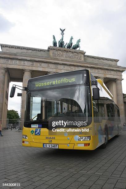 Deutschland, Berlin, Wasserstoffbus, Wasserstoff bertriebener MAN-Stadtbuss der BVG vor dem Brandenburger Tor