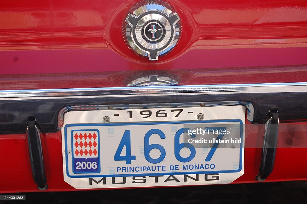 Monegassisches Autokennzeichen an einem alten Mustang. News Photo