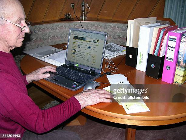Senior am Laptop beim Internetbanking