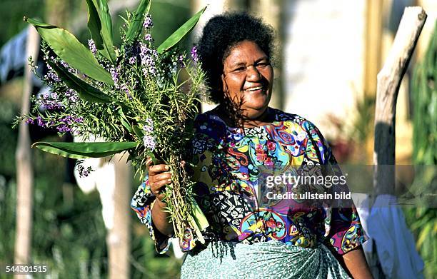 Frau mit Blumenstrauß.