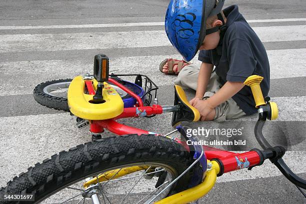 Kinder im Verkehr, Sturz mit dem Fahrrad auf dem Zebrastreifen