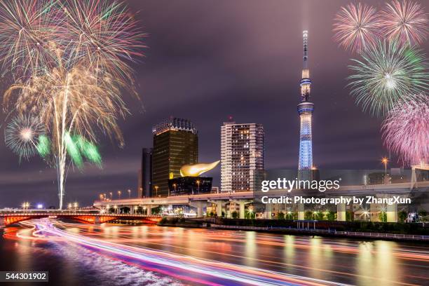 tokyo skytree with fireworks at night, japan - rivière sumida photos et images de collection