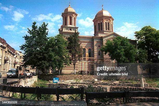 Rumaenien, Constanta: Die orthodoxe Peter und Paul Kathedrale. Im Vordergrund die Fundamente von Gebaeuden der antiken Stadt Tomis.