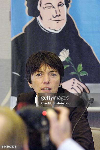 Margot Kaessmann - Theologin; D, Landesbischoefin evangelisch-lutherische Landeskirche Hannover - bei einer Pressekonferenz unter einem Lutherplakat