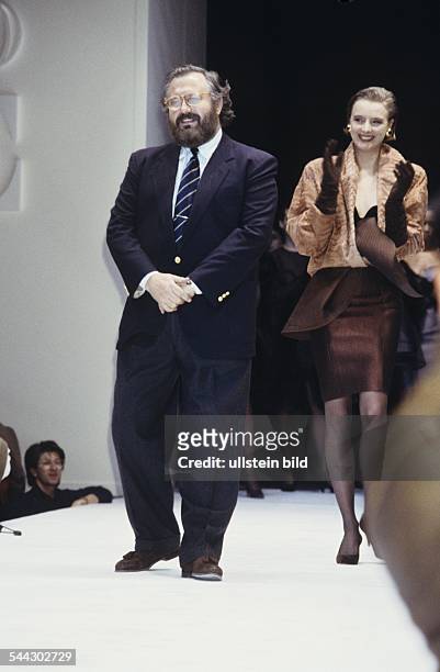 Gianfranco Ferre, Modeschoepfer; Italien - auf dem Laufsteg nach einer Schau in Mailand - 1988