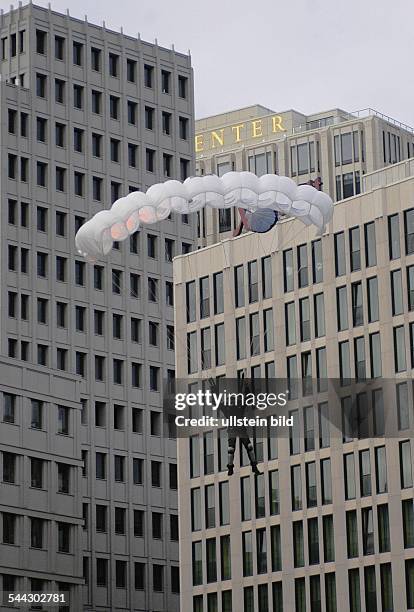 Deutschland, Berlin, Fallschirmspringer am Potsdamer Platzsprangen aus dem Hi-Flyer Ballon