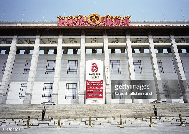 China, Peking : Das Nationalmuseum am Tian'an Men Platz mit einem Werbeplakat fuer die Olympischen Spiele 2008