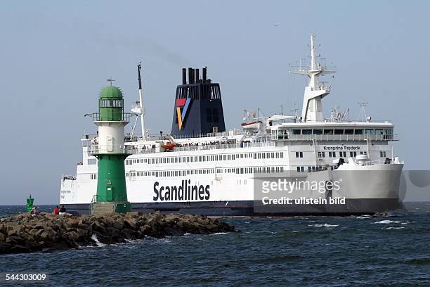 Deutschland , Mecklenburg-Vorpommern, Rostock - die Scandlines Ostseefaehre " Kronprins Frederik" faehrt in den Hafen von Warnemuende