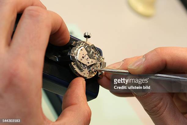 Deutschland, Berlin - Uhrmacher bei der Askania Uhren Berlin AG in Friedenau arbeitet an einem Uhrwerk