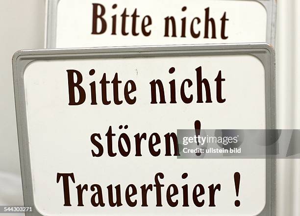 Tod, Beerdigung, Hinweisschilder "Bitte nicht stören! Trauerfeier!"