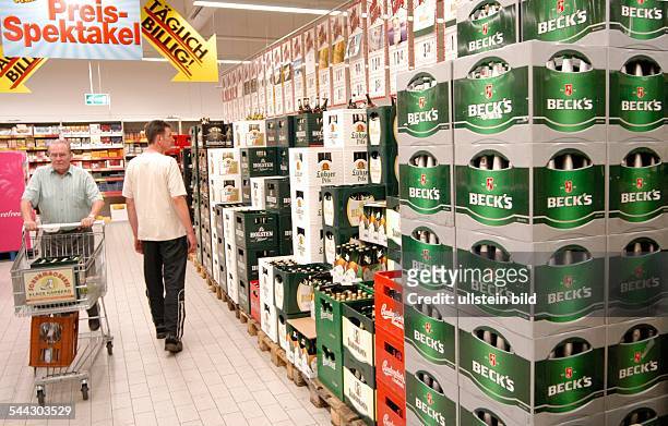 Kaufhauskette Kaufland, Lebensmittelabteilung, Beck's Bier Kartons im Vordergrund