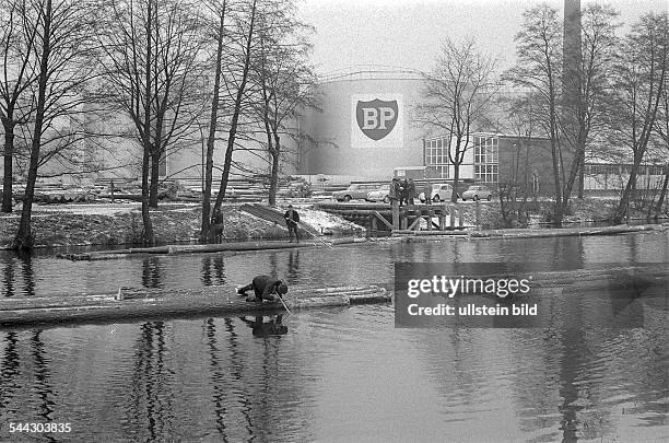 Deutschland, Berlin - Spandau, Floesser aus der DDR bringen Baumstaemme ueber die Havel zum Saegewerk am Spandauer Aalemannkanal, im Hintergrund ein...